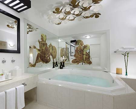 Badezimmer mit Whirlpool vom Jacuzzi Ocean Zimmer
